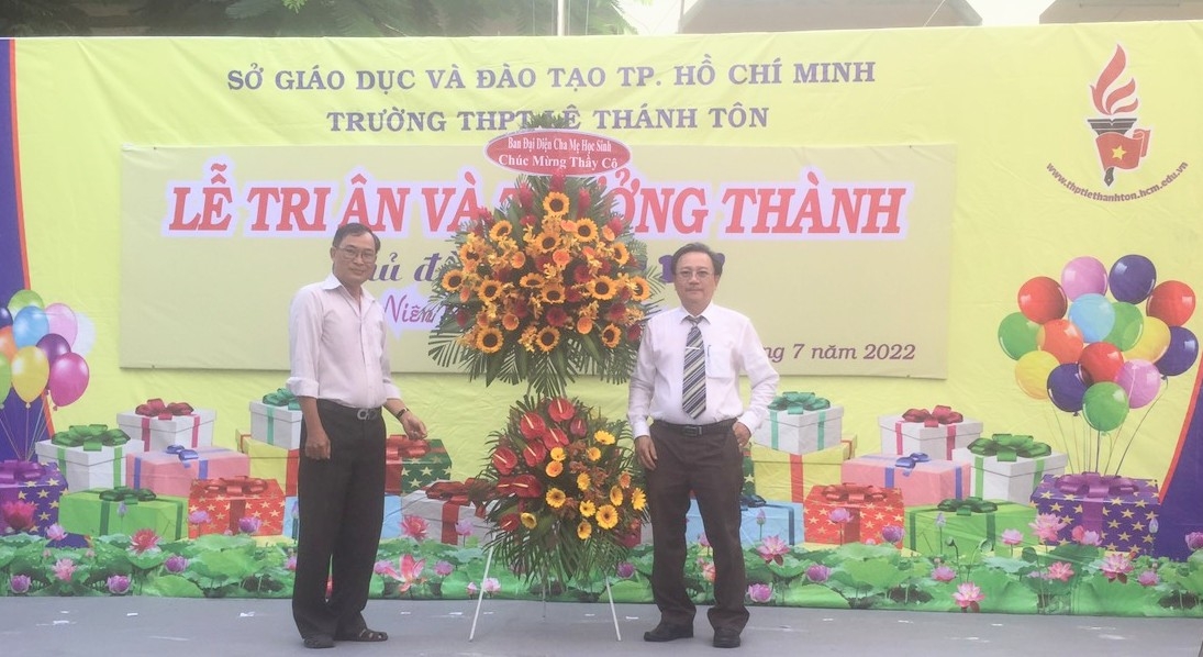 Ông Phạm Quang Giàu, Ban đại diện cha mẹ học sinh tặng hoa chúc mừng trong dịp lễ