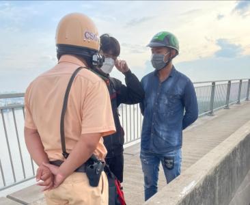 Đội CSGT Nam Sài Gòn cứu thanh niên có ý định nhảy cầu tự tử