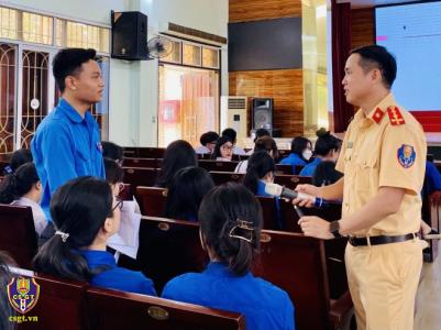 Tuyên truyền kiến thức pháp luật, kỹ năng tham gia giao thông cho sinh viên