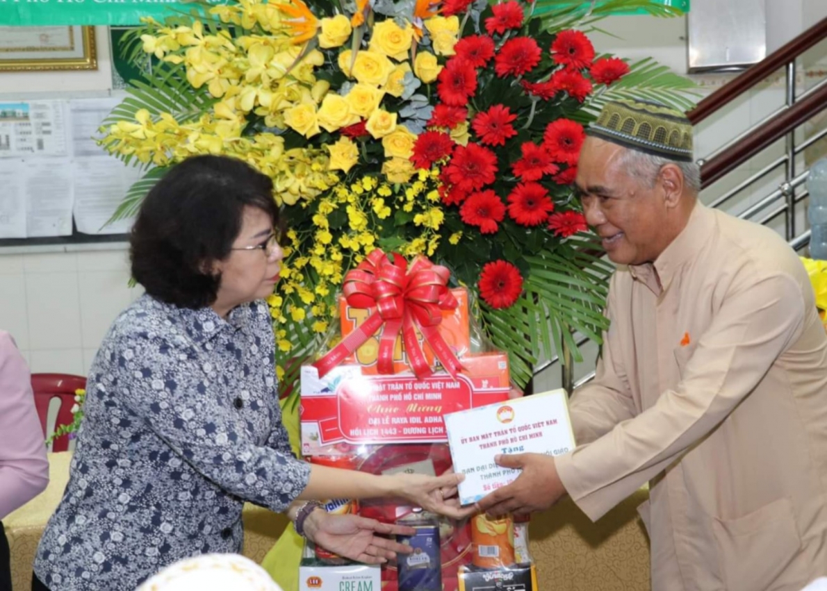 UBMTTQVN TP.Hồ Chí Minh tặng quà tổng kinh phí 122 triệu đồng