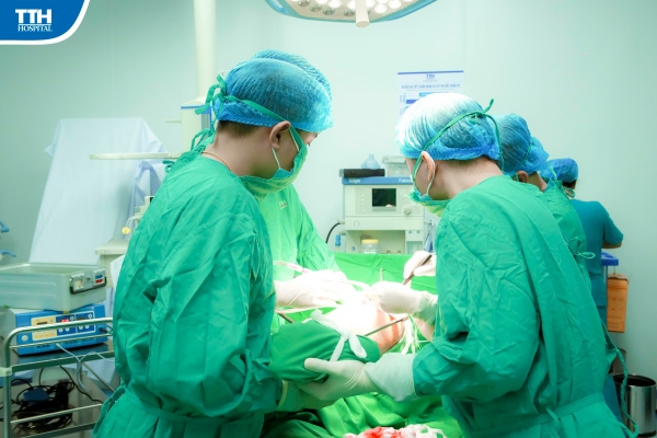 Hà Tĩnh: Phẫu thuật thay khớp háng thành công cho bệnh nhân suốt 10 năm không đi lại được