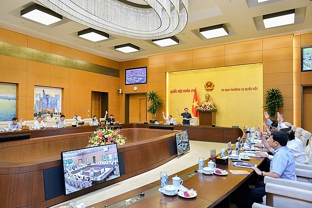 Ủy ban Thường vụ Quốc hội thông qua Nghị quyết về mức thuế bảo vệ môi trường đối với xăng, dầu, mỡ nhờn.