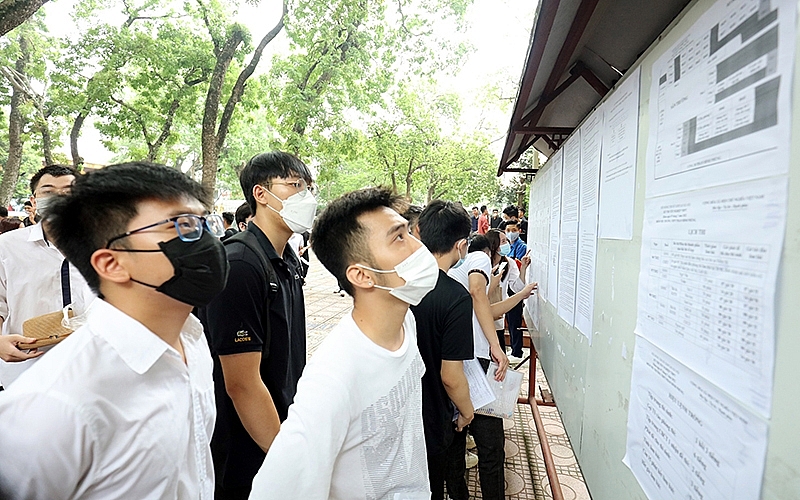 Thí sinh xem số báo danh tại điểm thi Trường THPT Phan Đình Phùng, Hà Nội. Ảnh: Báo Nhân dân