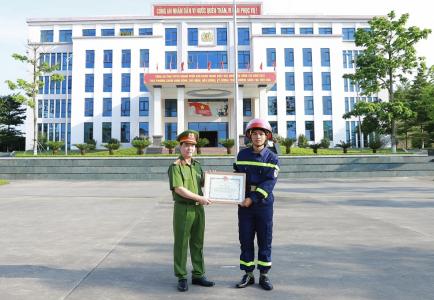 Bộ trưởng Công an gửi thư khen chiến sỹ giải cứu kịp thời 105 em học sinh khỏi vùng nước lũ