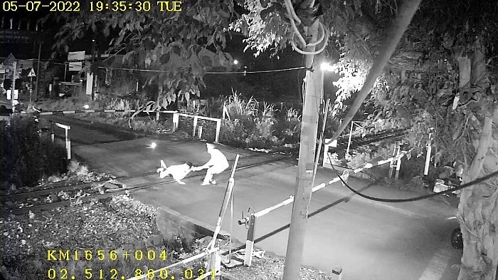 Anh Tài kéo người đàn ông ra khỏi khu vực nguy hiểm. Ảnh: Báo Giao thông