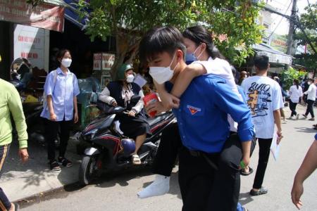 Tiếp sức thí sinh 'vượt vũ môn'