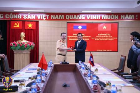 Bộ Công an Lào thăm và làm việc với Cục CSGT