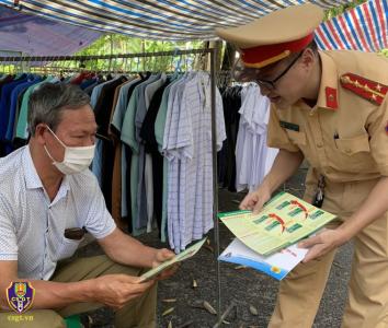 Tuyên truyền pháp luật về TTATGT tại chợ phiên