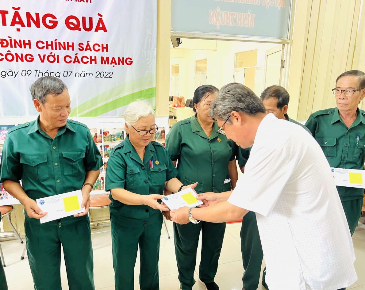 Bình Thuận: Trao 100 phần quà cho gia đình chính sách và người có công