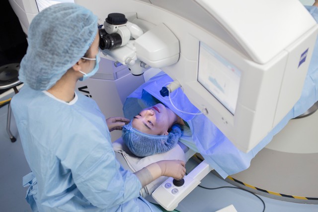 Phẫu thuật tật khúc xạ bằng phương pháp ReLEx SMILE: Nhiều ưu điểm - Ảnh 1.