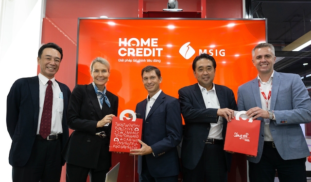 Đại diện 2 Công ty Home Credit Việt Nam và MSIG bắt tay thỏa thuận hợp tác chiến lược