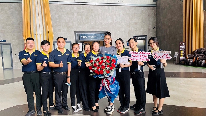Hoa hậu Ngọc Châu về quê nhà Tây Ninh, bái phật cầu an tại Núi Bà Đen