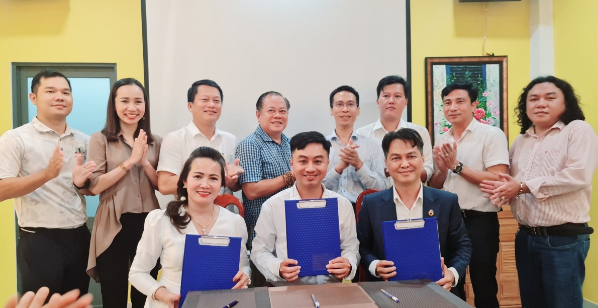 Phó Chủ tịch Hội Doanh nghiệp trẻ TP Hồ Chí Minh (YBA HCM) Lê Anh Tú (bìa phải), Giám đốc TT XTĐT,TM&DL tỉnh Trần Quốc Duy (giữa), Phó Chủ tịch YBA Bình Phước Hoàng Thị Thanh Vân (bìa trái) cùng ký kết biên bản hợp tác