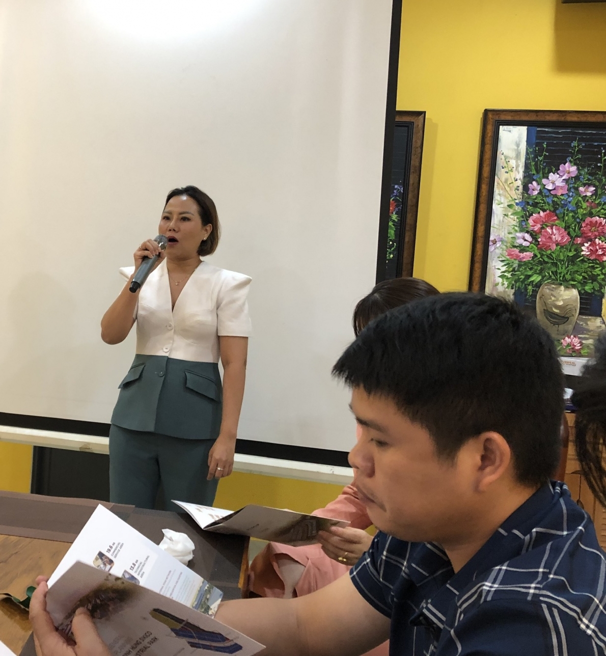 Bà Phạm Thị Hồng Cẩm, Giám đốc Kinh doanh và Tiếp thị KCN Minh Hưng Sikico, huyện Hớn Quản, tỉnh Bình Phước giới thiệu các thông tin về KCN này đến các doanh nghiệp