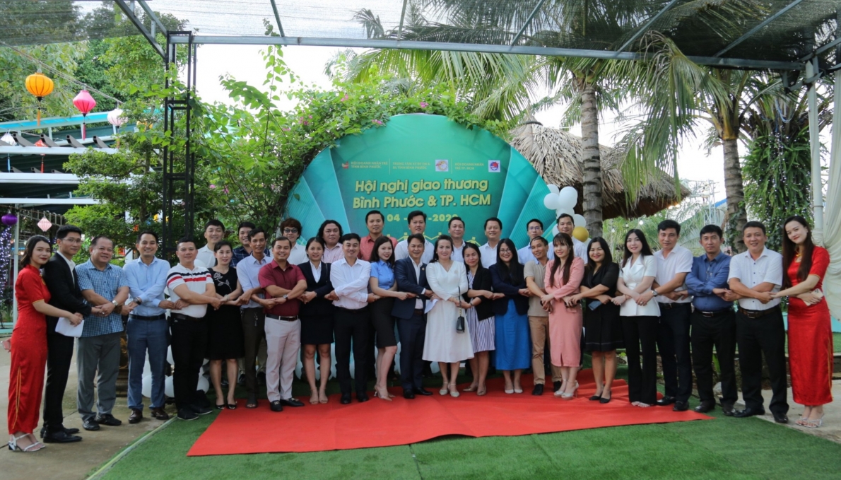 Đại diện các doanh nghiệp tham gia Hội nghị Kết nối giao thương cùng chụp ảnh lưu niệm