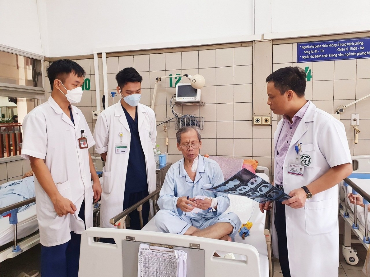 Phẫu thuật cắt thực quản và tạo hình đường tiêu hóa trên thành công cho cụ ông trên 80 tuổi