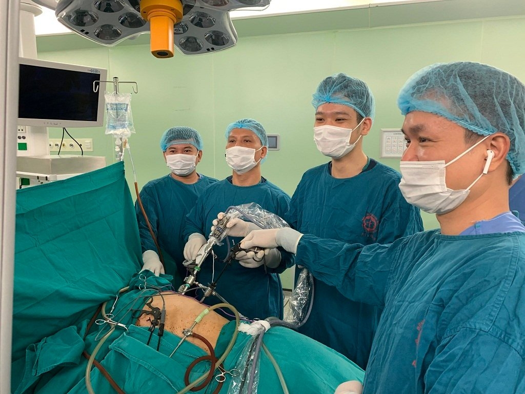 Phẫu thuật cắt thực quản và tạo hình đường tiêu hóa trên thành công cho cụ ông trên 80 tuổi