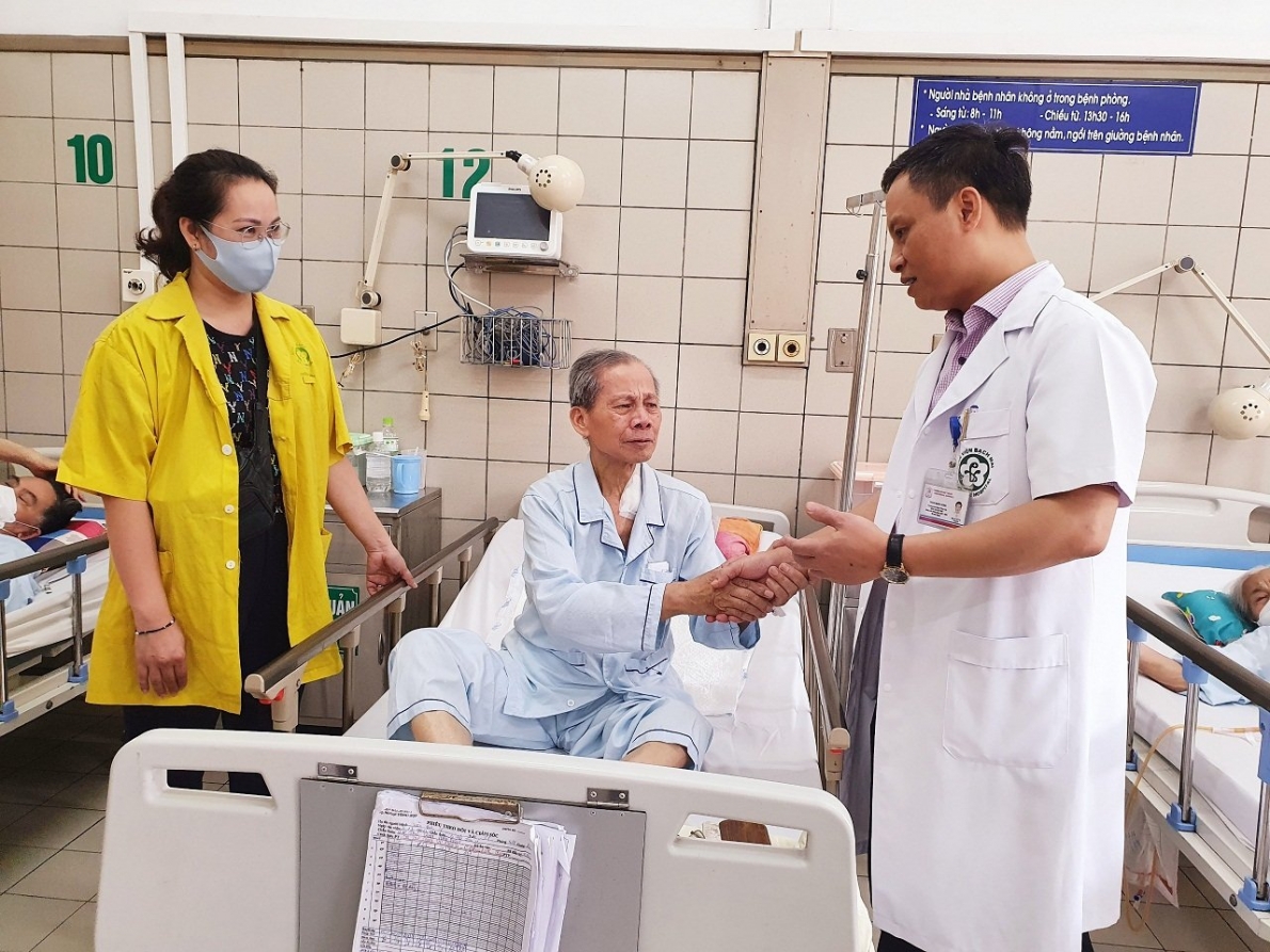 Phẫu thuật cắt thực quản và tạo hình đường tiêu hóa trên thành công cho cụ ông trên 80 tuổi