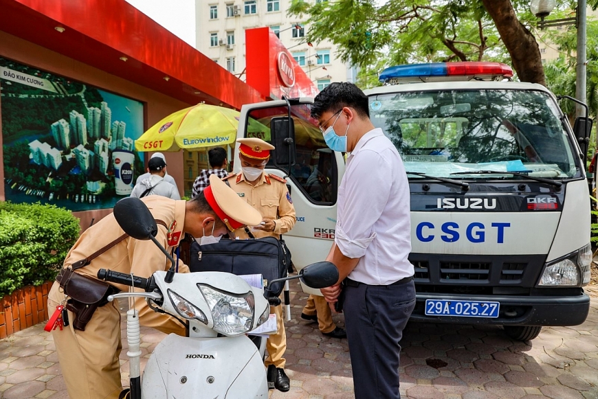Phòng CSGT Công an TP Hà Nội sẽ tham mưu cho Công an thành phố kiến nghị thu hồi GPLX đã cấp cho những trường hợp không đủ điều kiện: Ảnh minh hoạ.