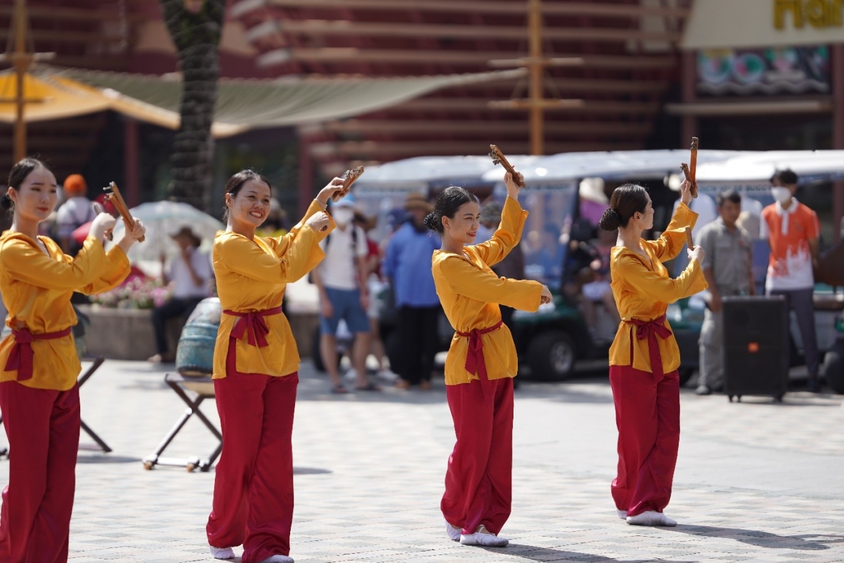 Rộn rã tiếng cười trong Ngày hội giao duyên tại VinWonders Nam Hội An