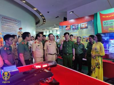 Trao giải Cuộc thi viết tìm hiểu 60 năm Ngày truyền thống lực lượng Cảnh sát nhân dân