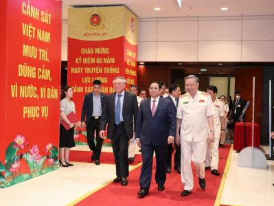 Lực lượng Cảnh sát nhân dân kỷ niệm 60 năm Ngày Truyền thống và đón nhận phần thưởng cao quý