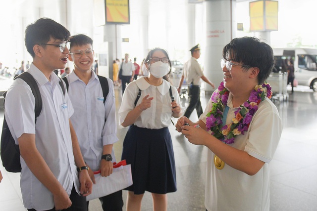 Đạt điểm tuyệt đối Olympic Toán quốc tế, Ngô Quý Đăng rất vui khi được về nhà - Ảnh 1.