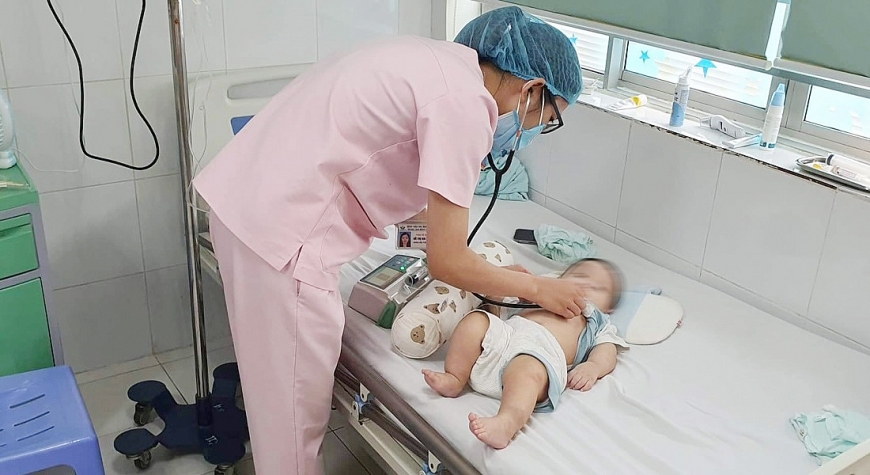 Thăm khám cho bệnh nhi điều trị cúm tại Bệnh viện Nhi trung ương. Ảnh: Hà Nội mới