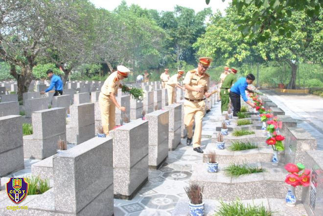Đoàn dâng hương, dâng hoa và chăm sóc các phần mộ liệt sỹ tại nghĩa trang liệt sỹ huyện Văn Yên