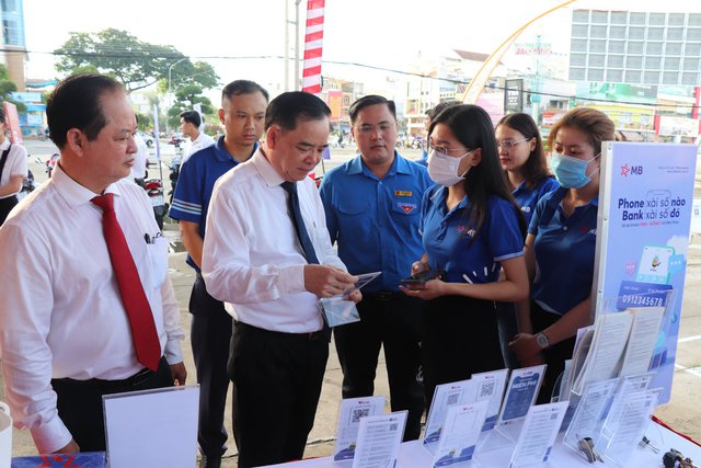 Bến Tre: Đẩy mạnh chuyển đổi số để hỗ trợ người dân và doanh nghiệp - Ảnh 1.