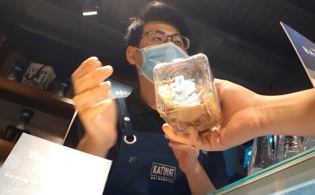 2.Nhân viên Café KATINAT bán bánh không ghi hạn sử dụng