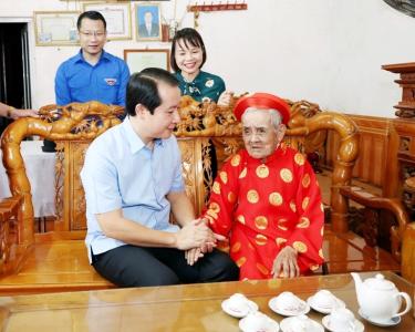 Phó Bí thư Thường trực Tỉnh ủy Phạm Hoàng Anh thăm, tặng quà gia đình chính sách tại huyện Yên Lạc