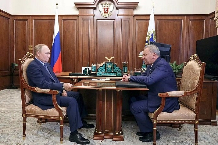 Tổng thống Vladimir Putin và Yuri Borisov, người đứng đầu Roscosmos, trong một cuộc họp tại Điện Kremlin ngày 26.7. Ảnh: Mikhail Klimentyev