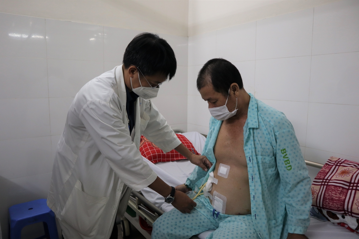 BS.CKII Trần Minh Đức, Trưởng khoa Hồi sức cấp cứu Bệnh viện Bình Dân thăm khám cho ông K