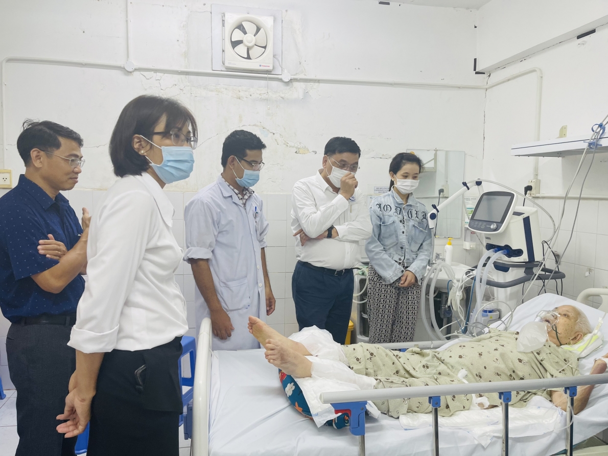 Đảng bộ Bệnh viện quận 7, TP Hồ Chí Minh thăm Mẹ Việt Nam anh hùng đang điều trị tại bệnh viện