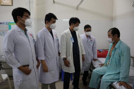 Phẫu thuật cấp cứu lấy 15 lít dịch mật trong bụng người đàn ông do tai nạn giao thông