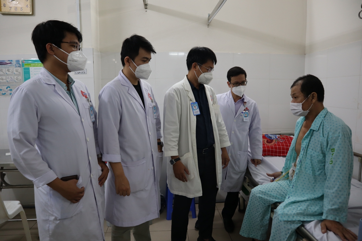 Ekip phẫu thuật thăm khám cho bệnh nhân B.P.K