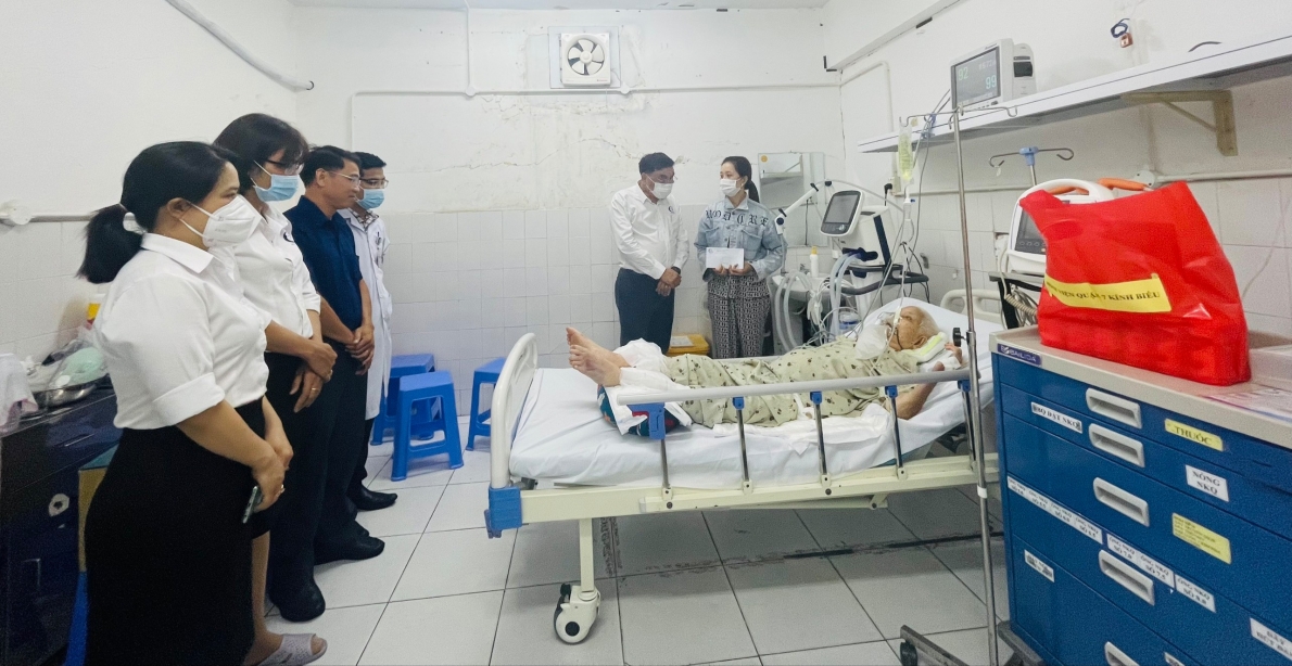 TS.BS.CKII Nguyễn Thế Vũ, Bí thư Đảng ủy, Phó Giám đốc điều hành Bệnh viện thăm, tặng quà và chúc Mẹ sớm mạnh khỏe