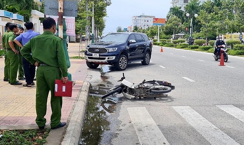 Công an dựng lại hiện trường vụ tai nạn. Ảnh: LĐO