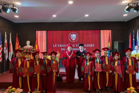 Yêu cầu Hiệu trưởng cầm quyền trượng ở lễ trao bằng tốt nghiệp báo cáo