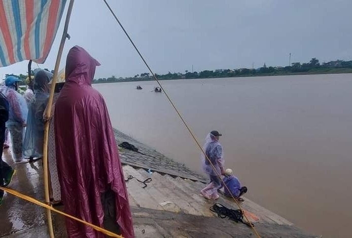 Bốn người trong gia đình mất tích trên sông Đào