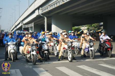 CSGT TP.Hồ Chí Minh tổ chức tuyên truyền ATGT trên tuyến Quốc lộ 1