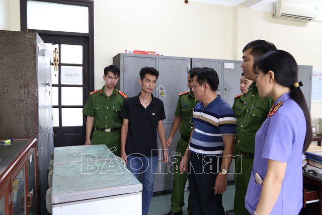 Tạm giữ hình sự đối tượng siết cổ bé trai 3 tuổi rồi bỏ vào tủ đông ở Hà Nam - Ảnh 1.
