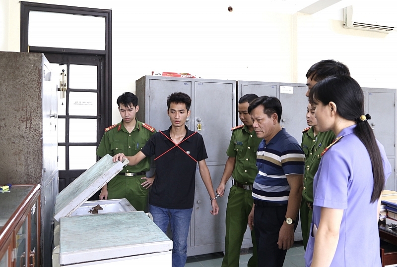 Đối tượng Giang thực nghiệm hiện trường vụ án giấu bé Đ vào tủ cấp đông. Ảnh: Báo CAND