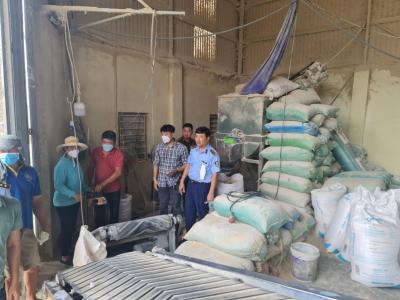 Phát hiện hàng chục tấn cám mỳ trộn bột đá tại Hải Dương