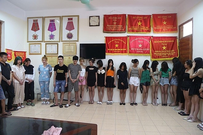 Nhóm nam nữ tụ tập trong quán karaoke để sử dụng ma túy
