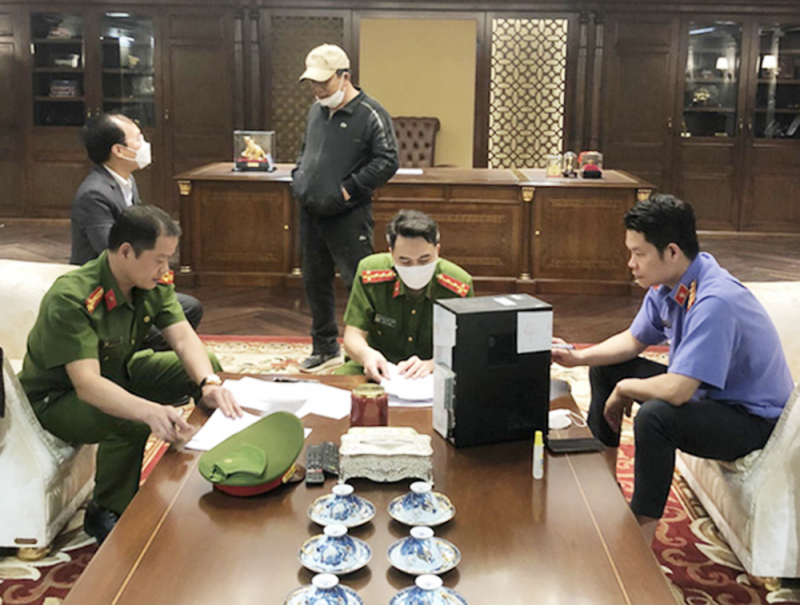 Cơ quan CSĐT Bộ Công an khám xét đối với đối tượng trong vụ án.