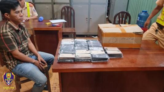 Liên tiếp bắt giữ hàng và xe ô tô 