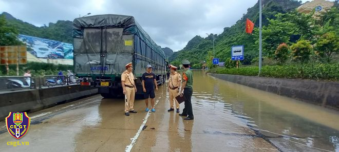 CSGT Quảng Ninh căng mình làm nhiệm vụ dưới mưa bão