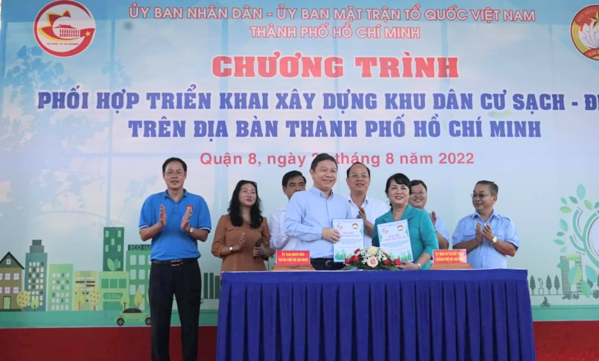 Chủ tịch Ủy ban MTTQ TP và Phó Chủ tịch UBND TP Dương Anh Đức ký kết chương trình phối hợp triển khai và thực hiện chương trình triển khai xây dựng "Khu dân cư sạch - đẹp" trên địa bàn TP Hồ Chí Minh giai đoạn 2022 - 2024